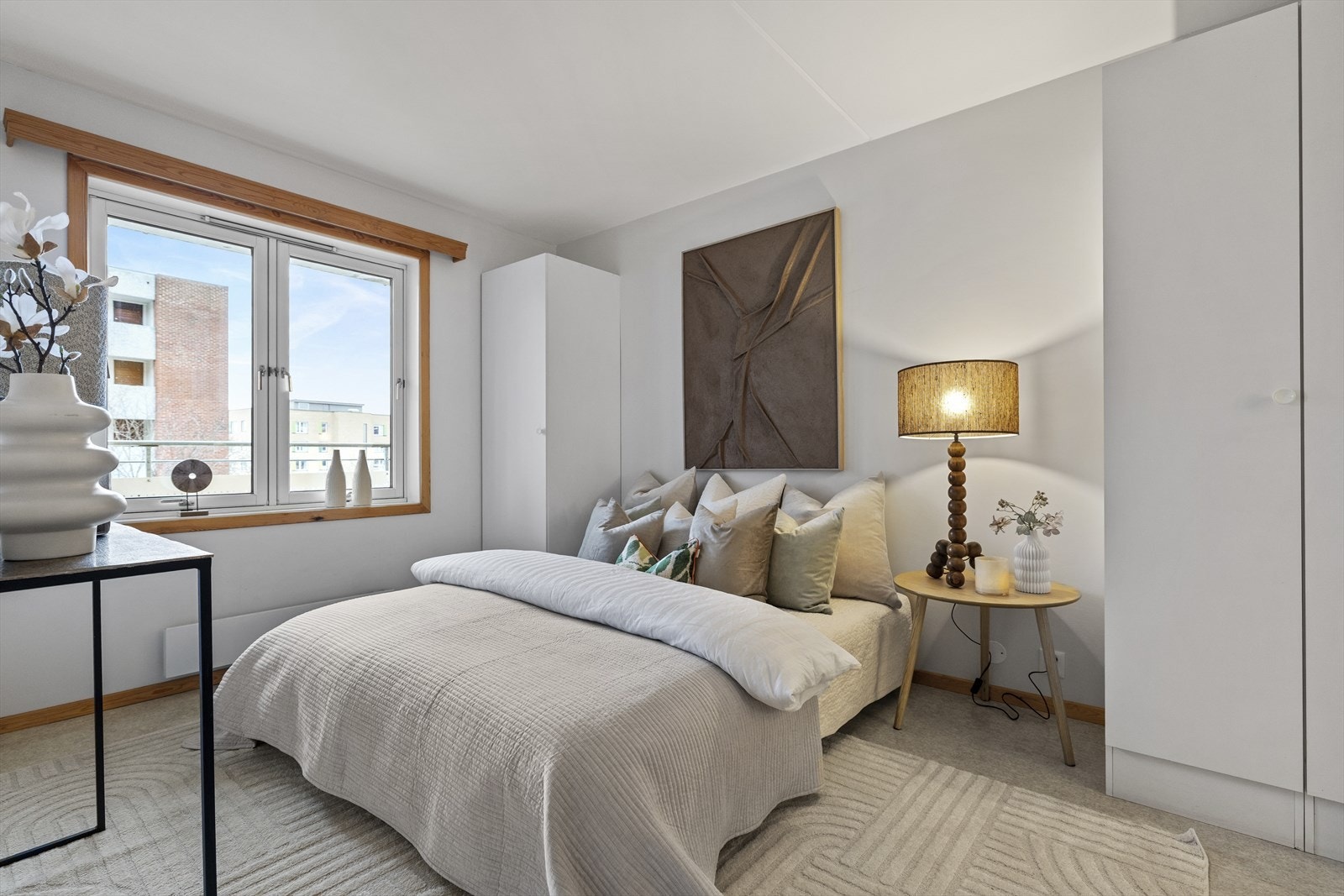 Meget romslig soverom med garderobeskap. Galleribilde