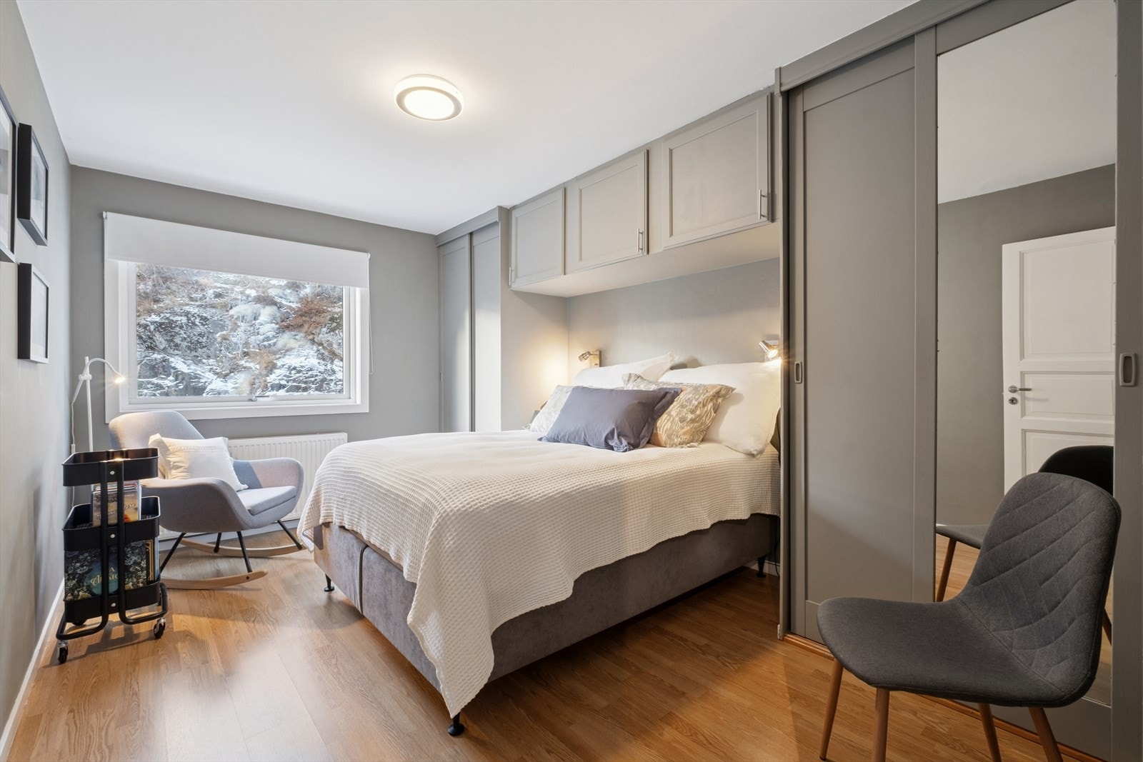 Romslig hovedsoverom med god skapplass. Galleribilde