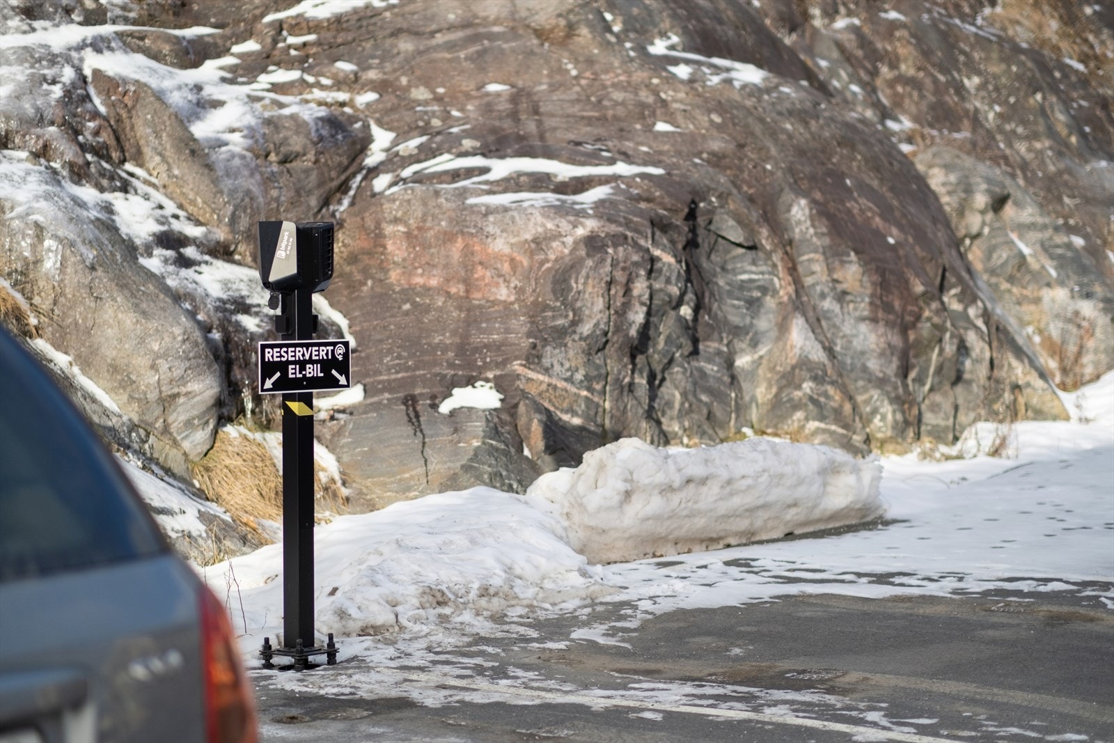 Det er biloppstillingsplasser og elbil ladere på borettslagets tomt. Galleribilde