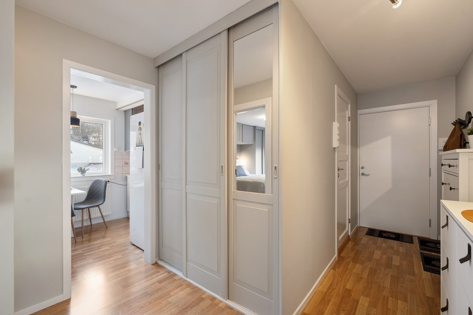 Velkommen inn! Entré med garderobeskap. Galleribilde