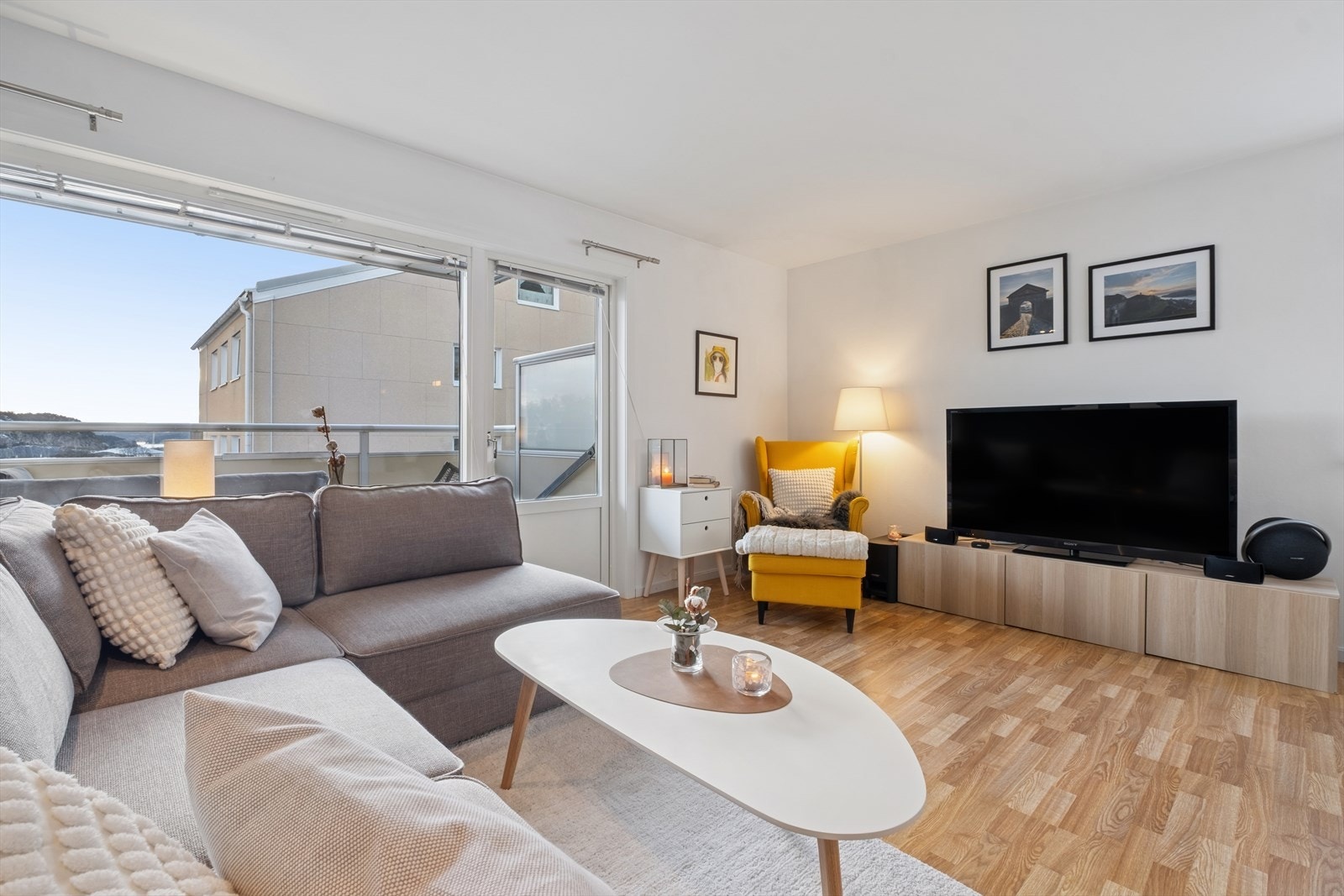 Lys og pen stue med utgang til balkong Galleribilde