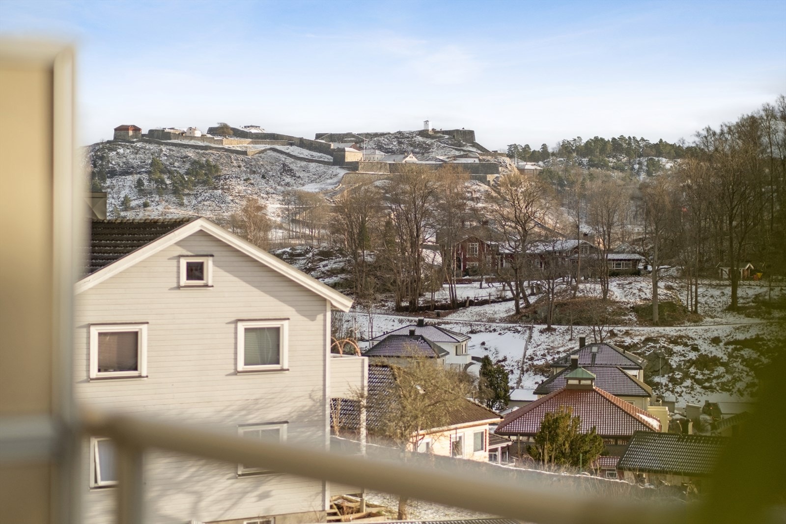 Utsikt mot festingen og fjorden Galleribilde