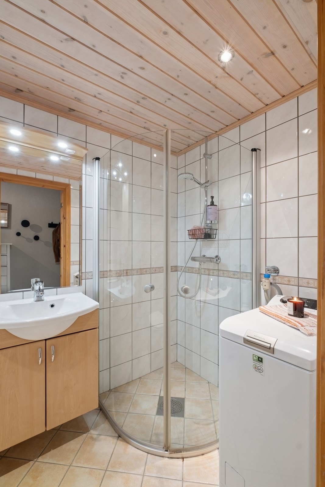 Badet har flislagte overflater og varmekabler i gulvet. Galleribilde