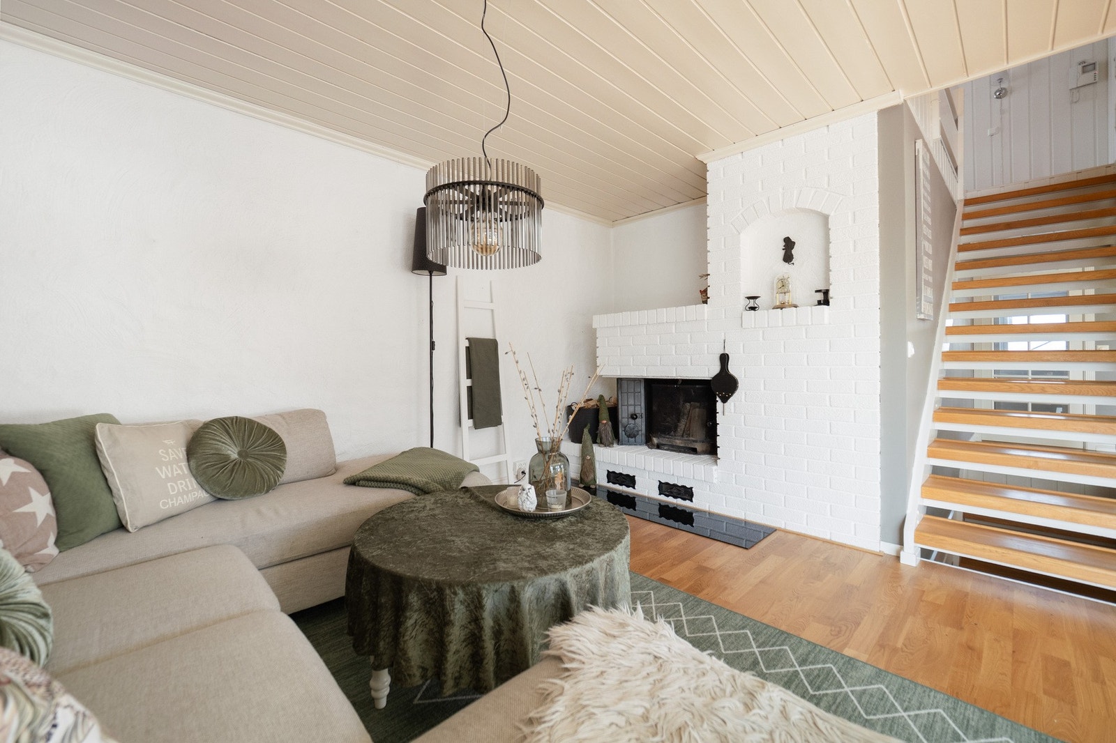 Stuen har peis som skaper en lys og luftig atmosfære. Galleribilde