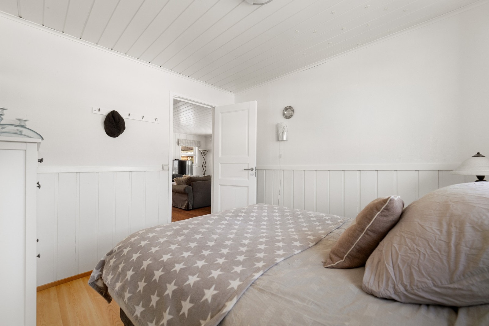 Soverom med panelvegger og tak. Galleribilde