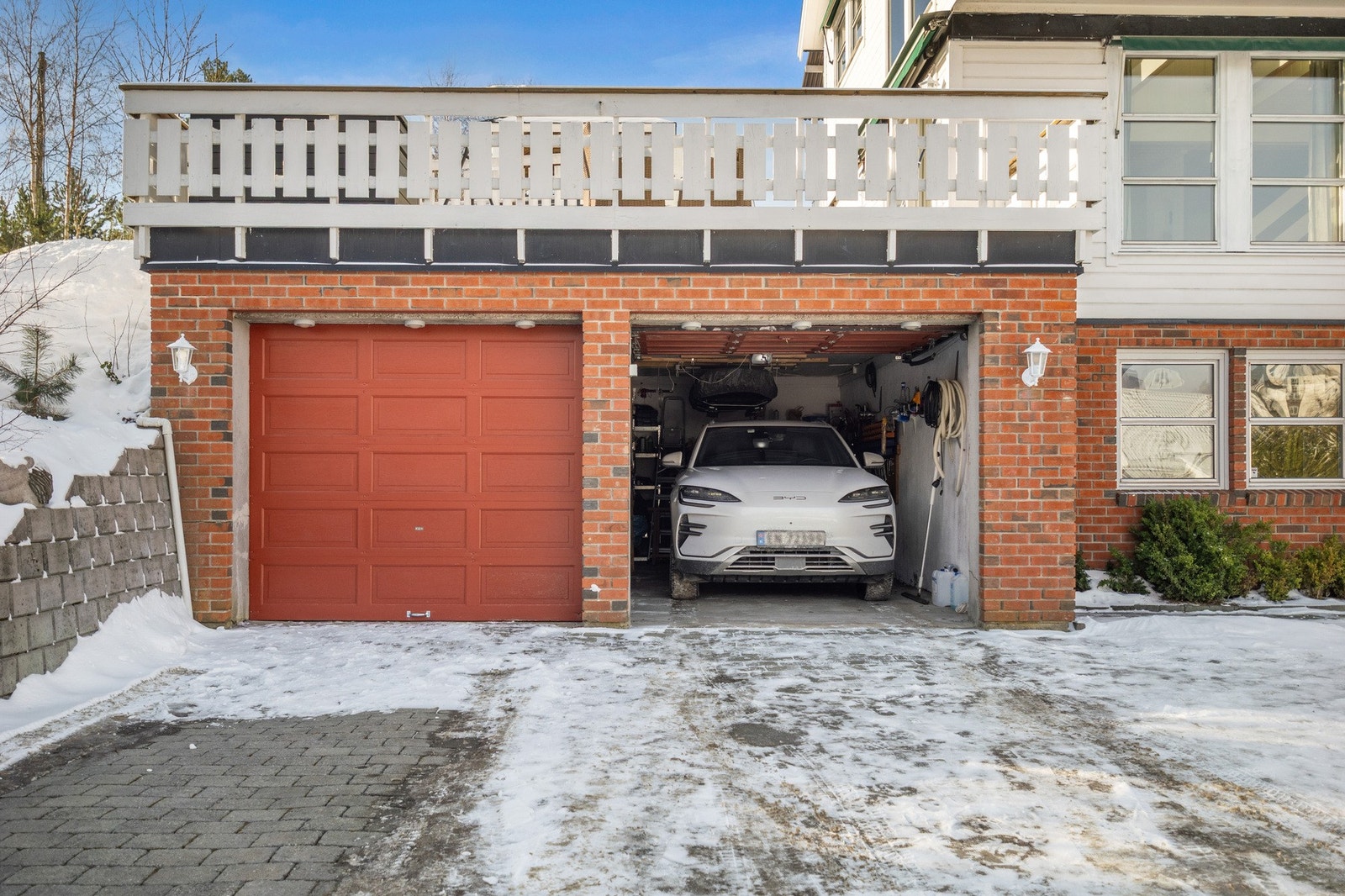 Garasje med to porter og god plass til flere biler i oppkjørsel foran garasjen. Galleribilde