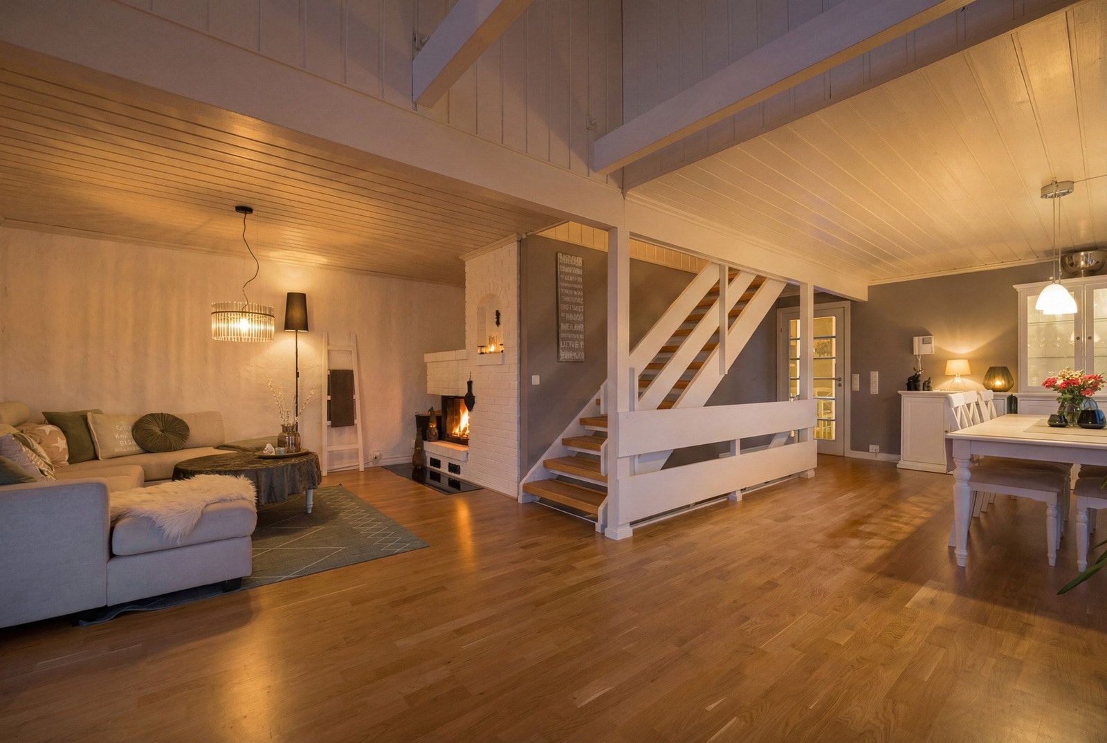 Stemningsfullt med god takhøyde i huset! Galleribilde