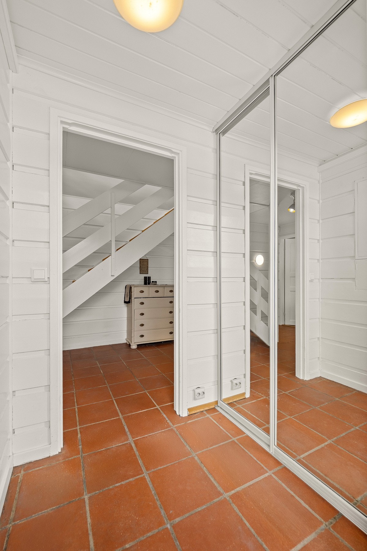 Skyvedørsgarderobe med helspeil på rommet. Galleribilde