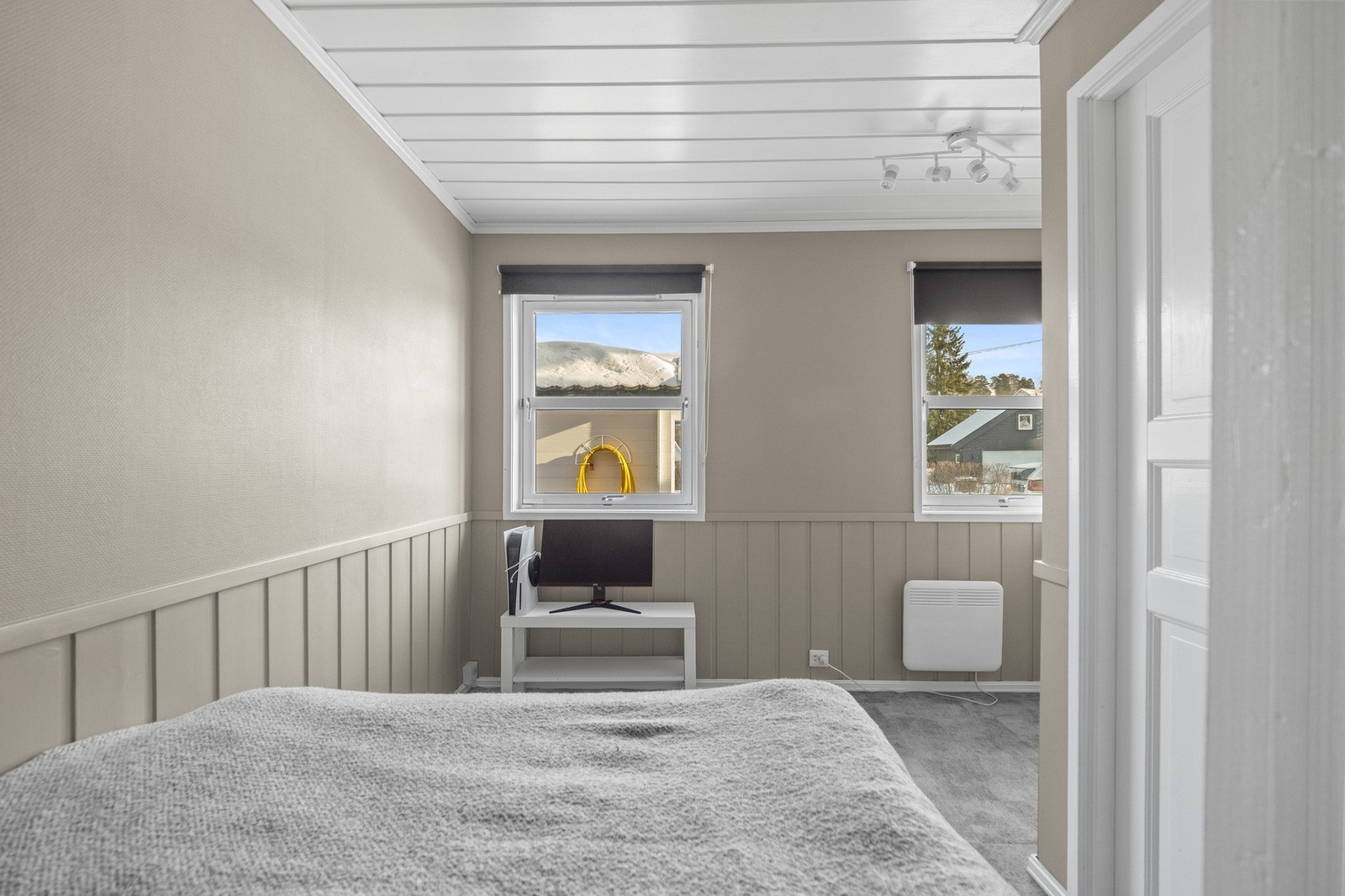 Soverom med to vinduer som gir godt med naturlig lys. Galleribilde