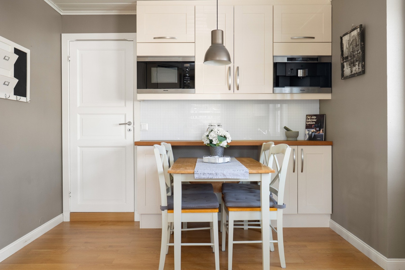 Vegghengt oppbevaring og spiseplassen på kjøkkenet. Galleribilde