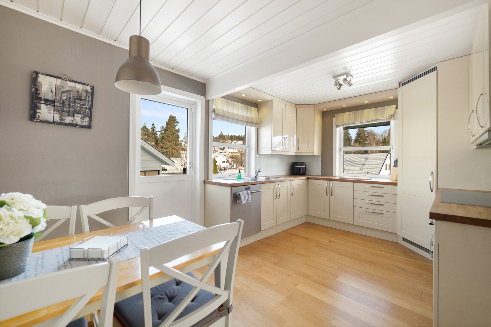 Lyst kjøkken med god benkeplass og fine arbeidsflater. Galleribilde