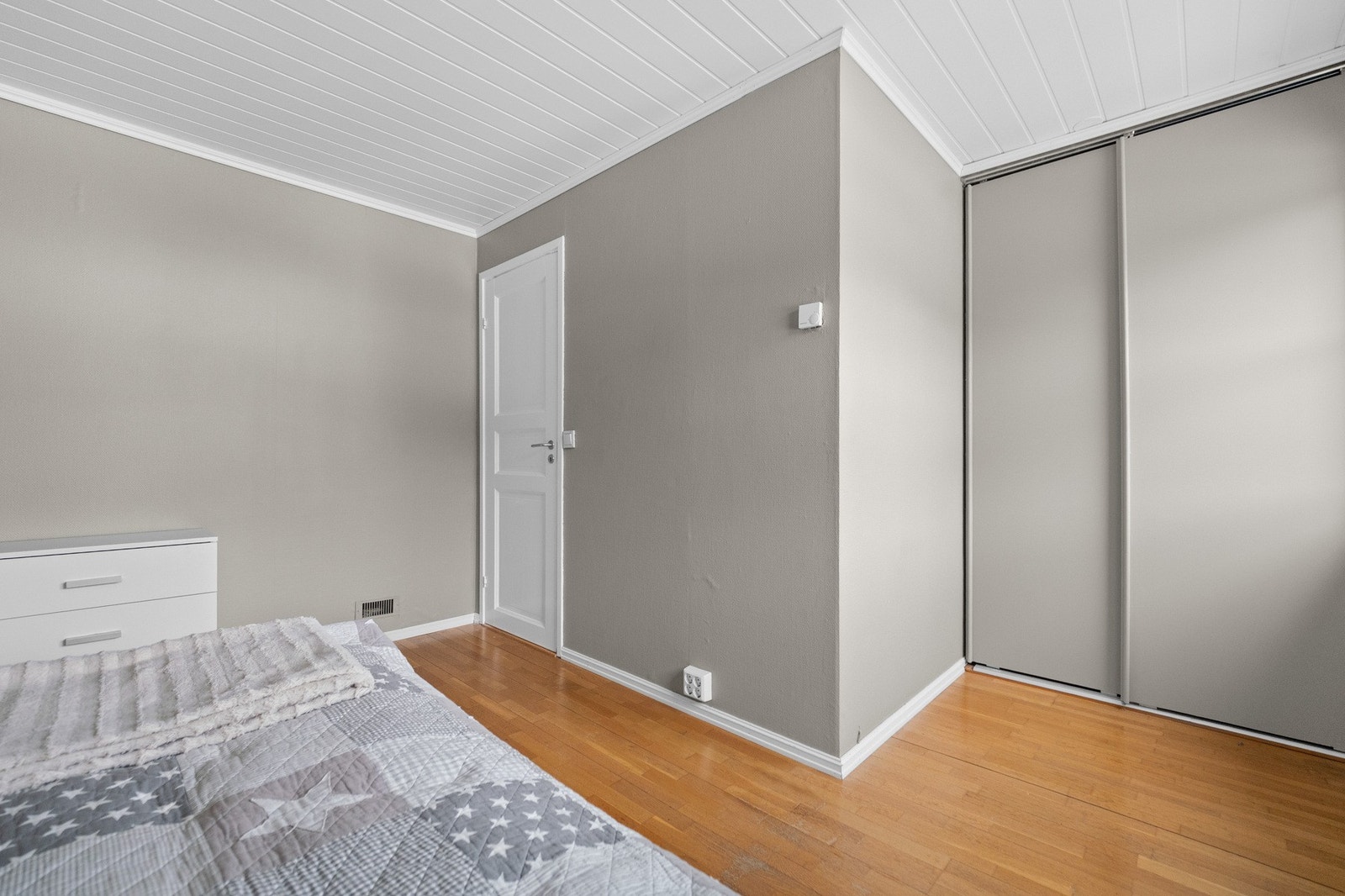 Soverommet har skap med skyvedører. Galleribilde