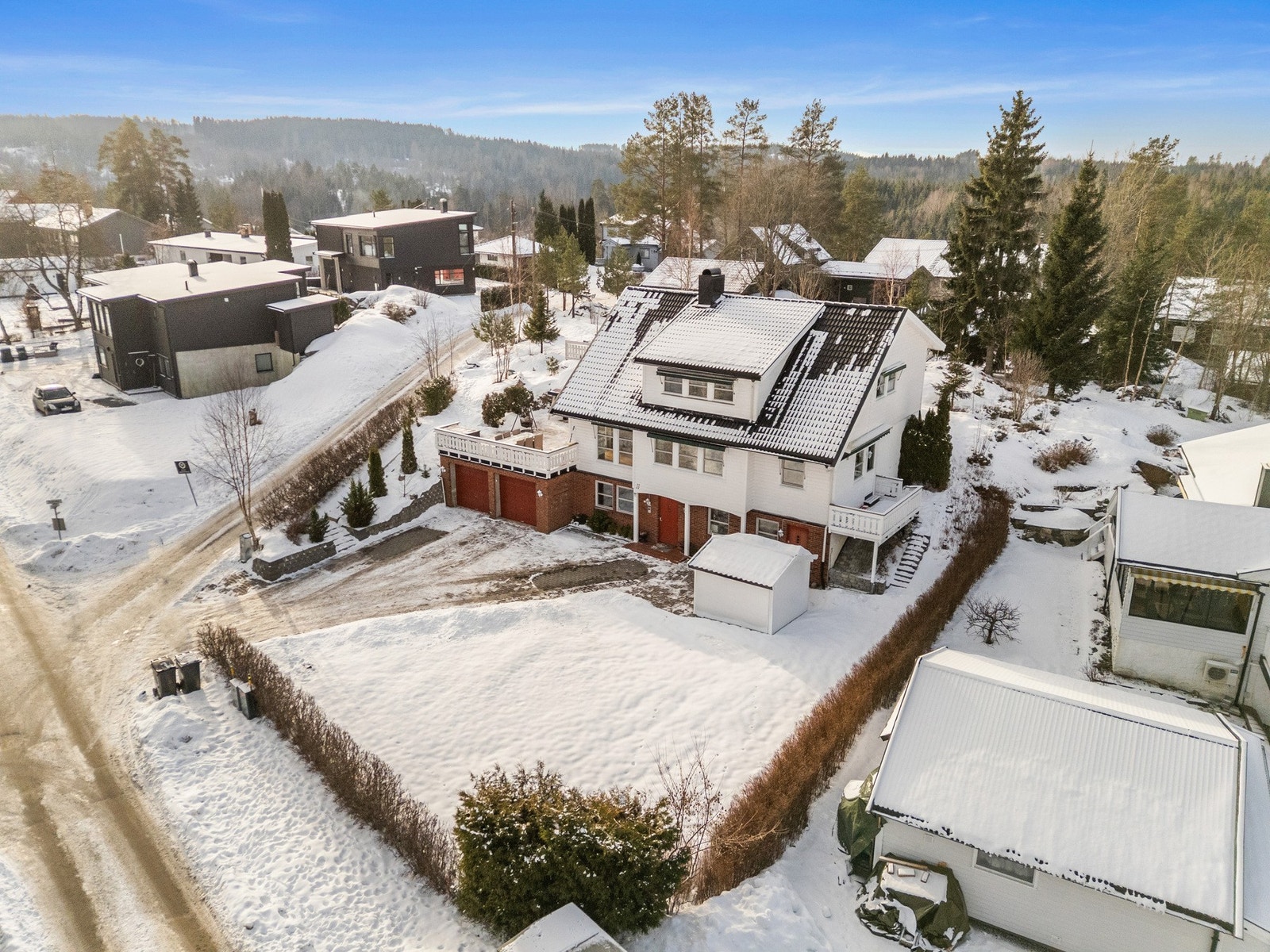 Enebolig i et rolig nabolag med naturskjønne omgivelser Garasje og oppkjørsel er inkludert i itllegg til stor hage Galleribilde