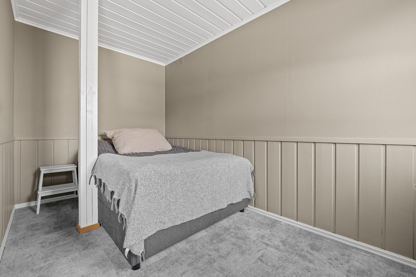 Soverommet har lyse vegger og tak. Galleribilde