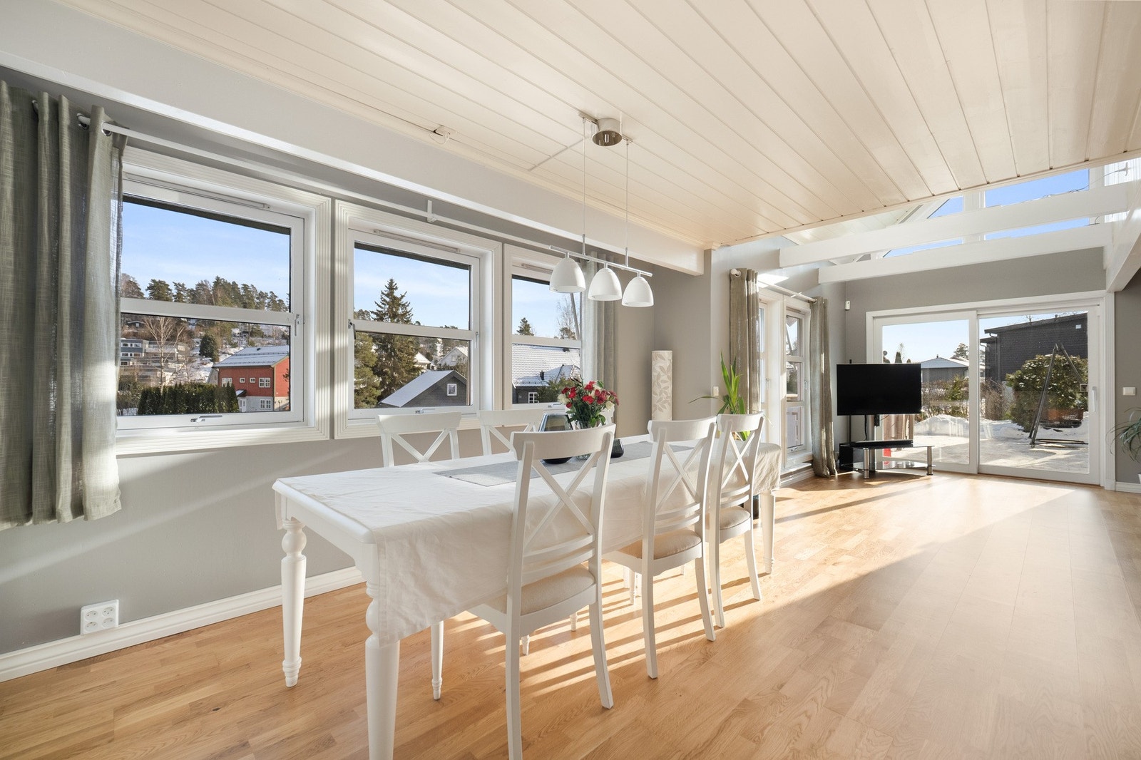 Lyst og romslig område med store vinduer og utgang til terrasse. Galleribilde