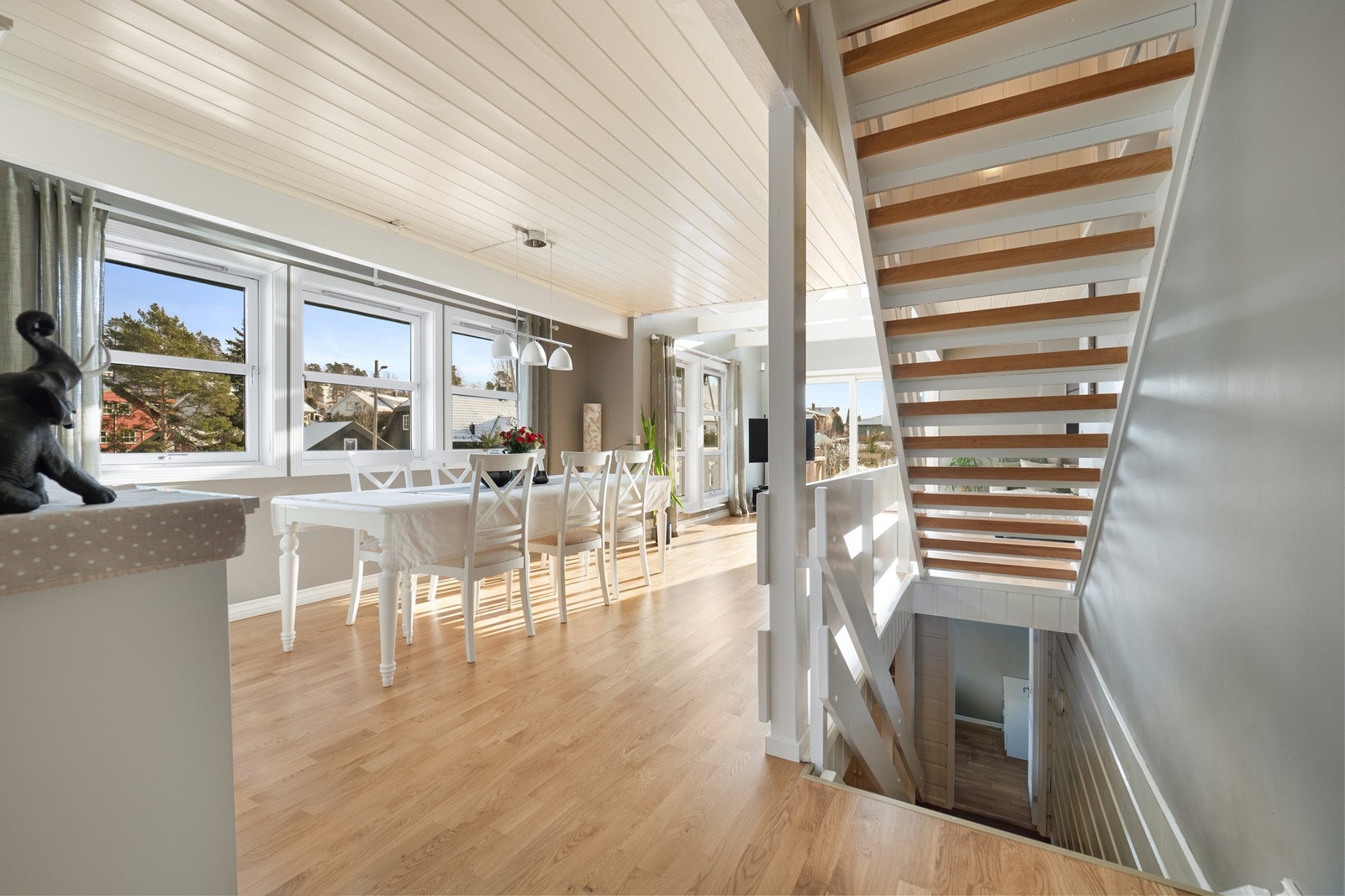 Lyse vegger og tak, og også her er det store vinduer som gir mye naturlig lys. Galleribilde