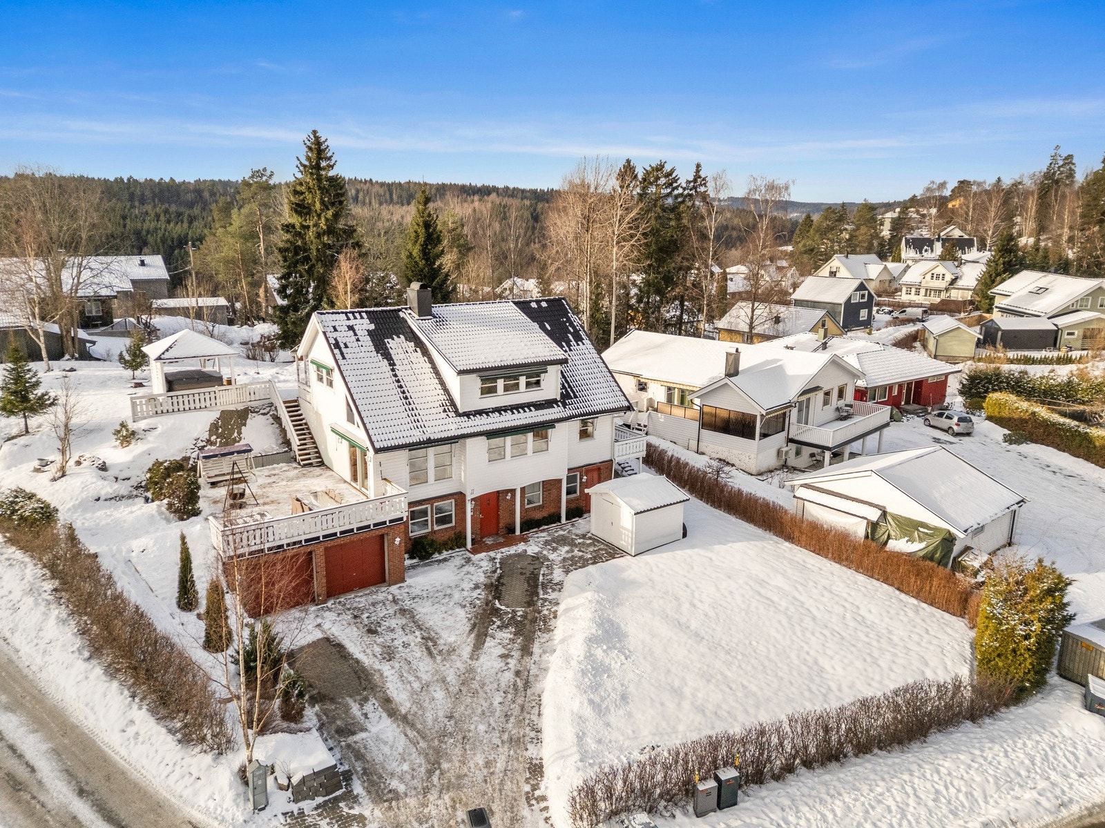 Stor og flat plen ved huset. Galleribilde