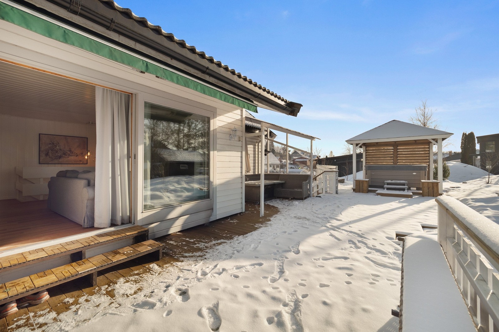 Uteområde med terrasse og overbygd sitteplass, samt hage med god plass og åpen utsikt. Galleribilde