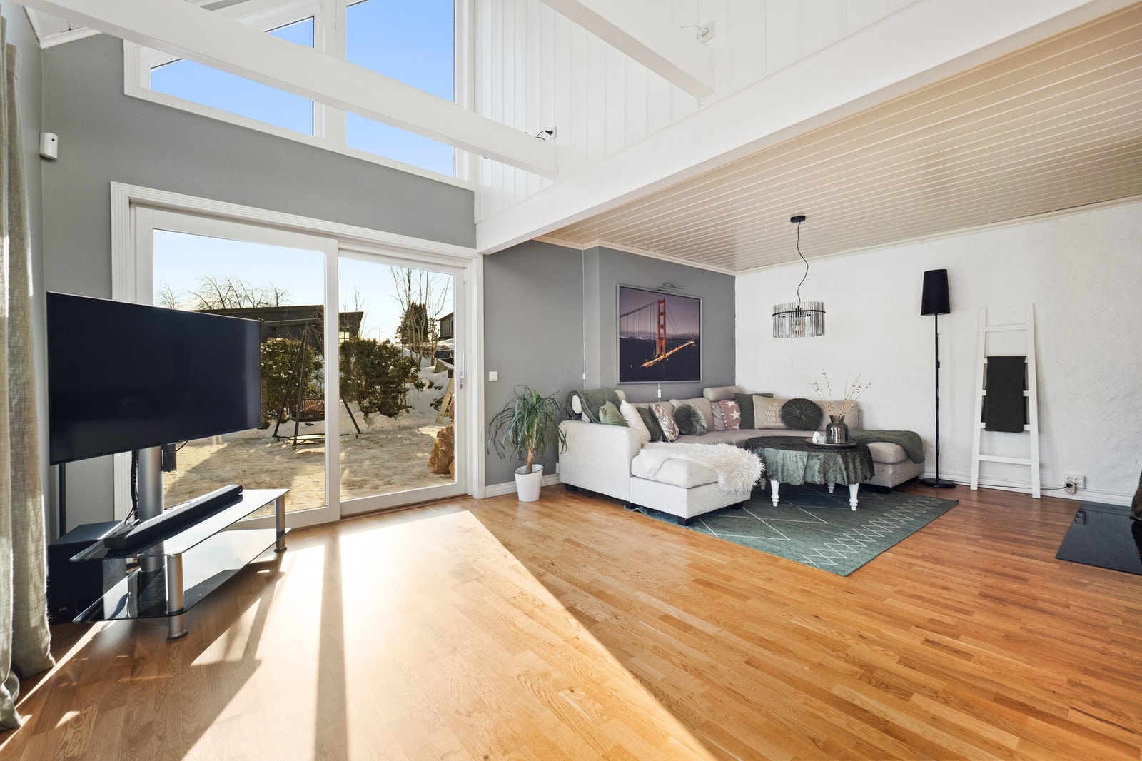 Store vinduer gir mye naturlig lys og en fin overgang til uteområdene. Galleribilde