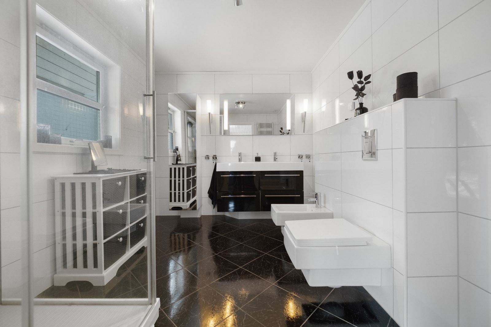 Lekkert bad med dusj, dobbelt servant og vegghengt toalett. Galleribilde