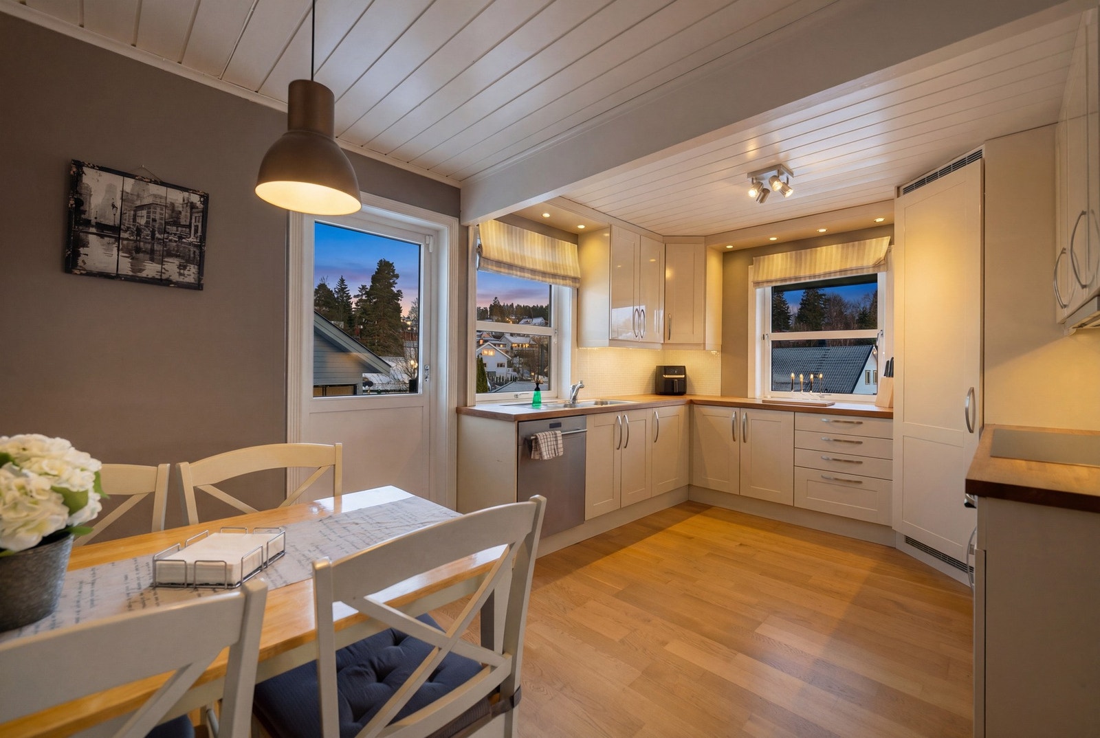 Kjøkkenet har god benkeplass, moderne hvitevarer og rikelig med skapplass. Store vinduer gir mye naturlig lys. Galleribilde