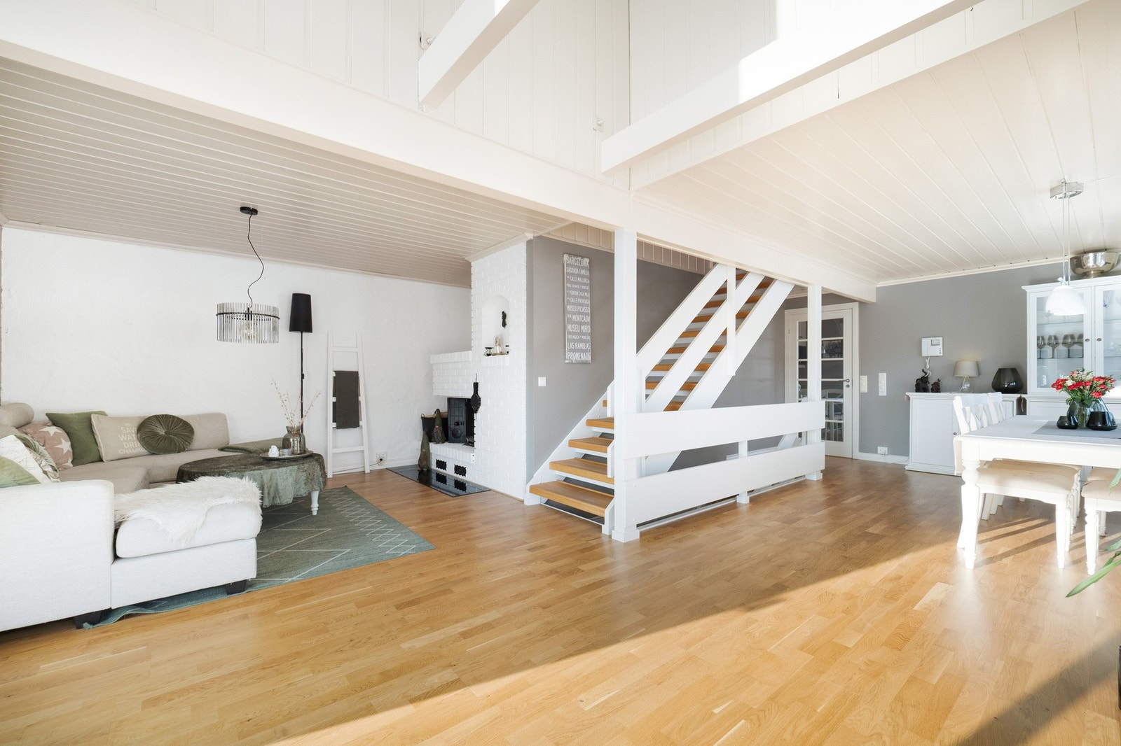 Stuen er et luftig allrom for familien med flere soner. Galleribilde