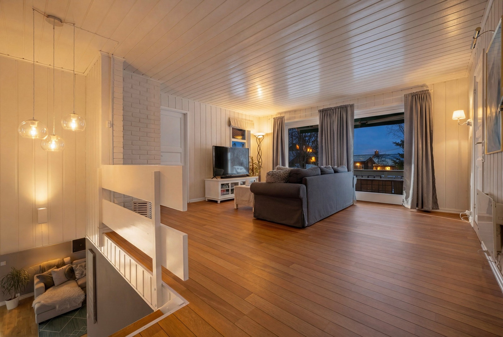 Boligen har flere lyse og luftige oppholdsrom med store vinduer og moderne belysning. Galleribilde