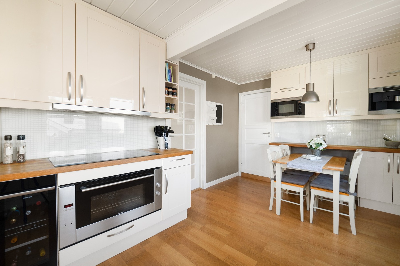 Både integrerte hvitevarer (bla Nespresso maskin) og spiseplass gjør kjøkkenet komplett. Galleribilde