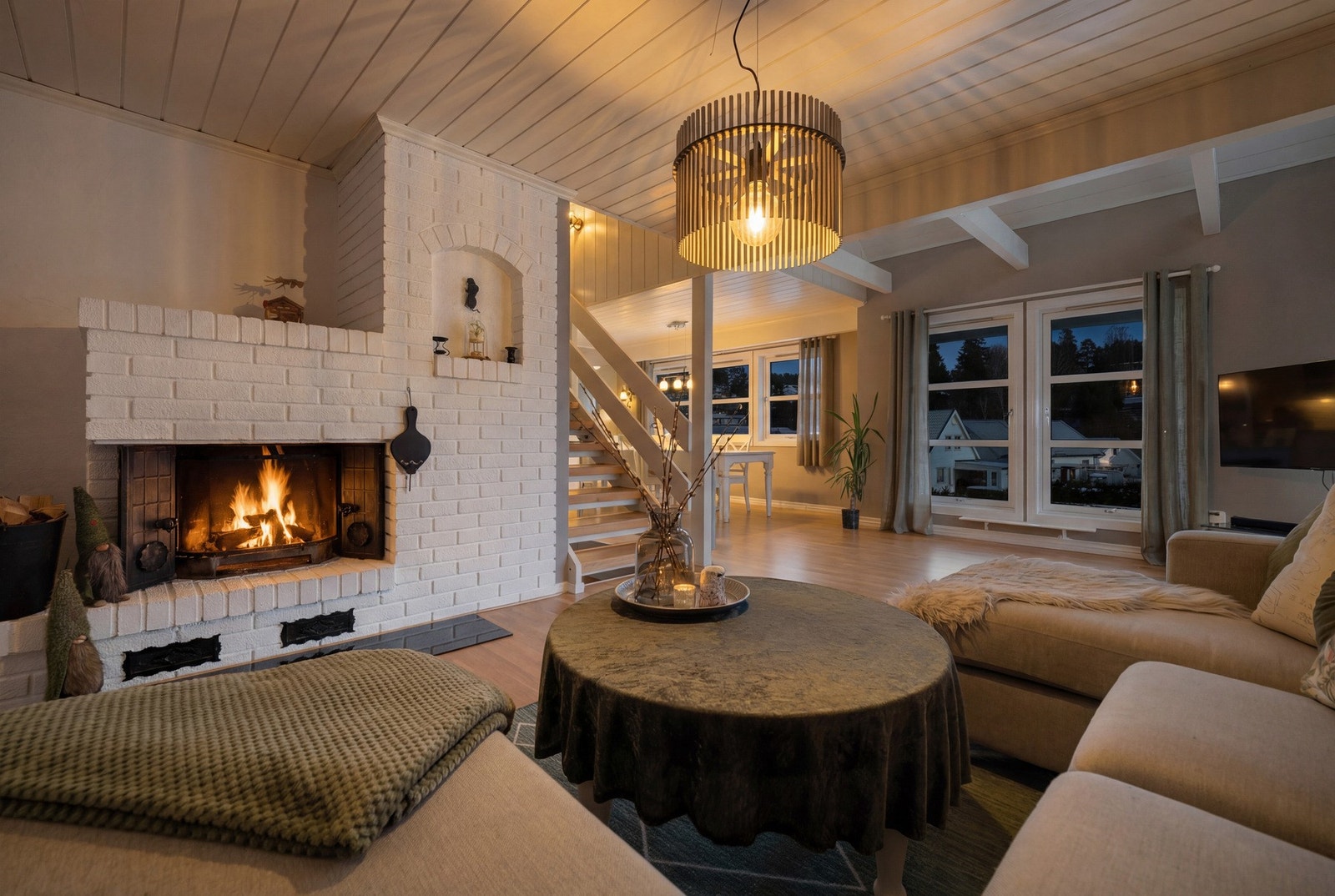 Peisen i stuen bidrar til en varmende stemning på kalde vinterdager. Galleribilde