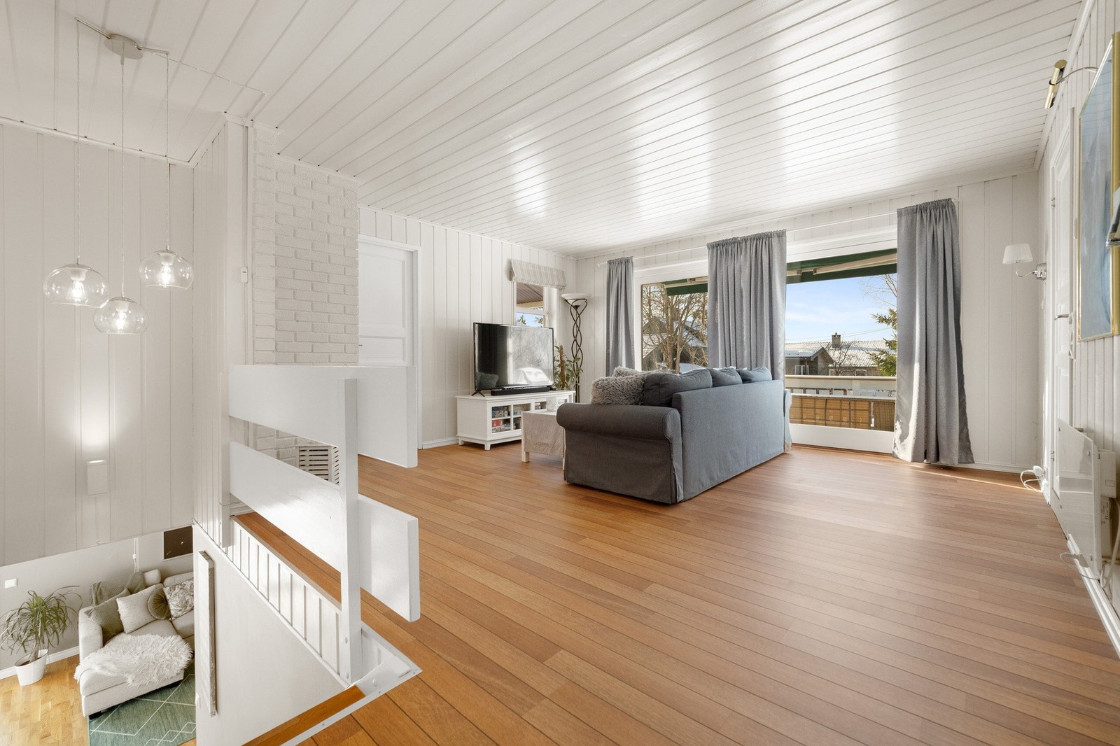 Stuen oppe er et lyst rom med store vinduer. Galleribilde