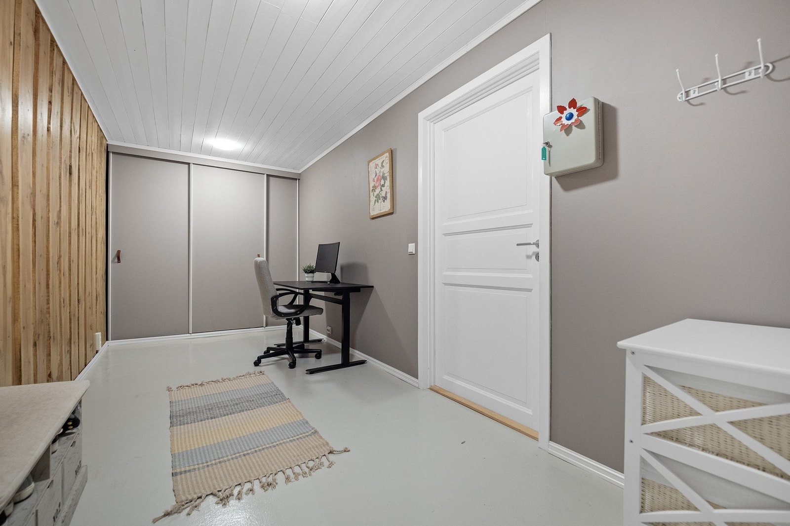 Hobbyrommet med stort skap og flere bruksmuligheter. Galleribilde