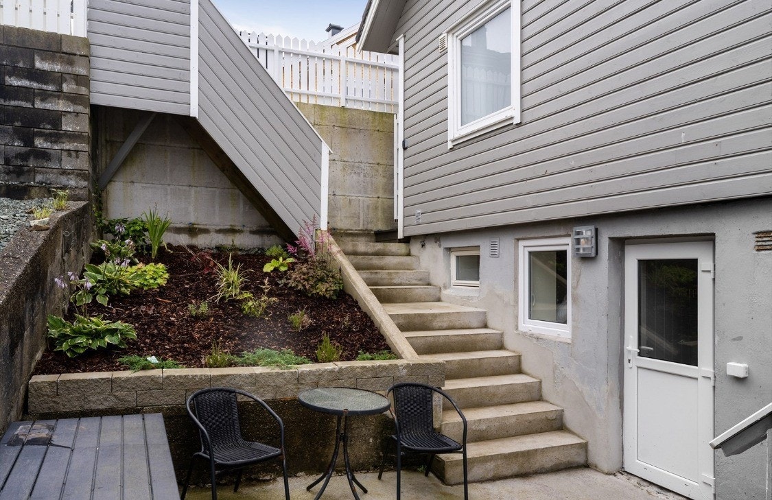 Egen nedgang til leilighet, helt adskilt fra hovedhus Galleribilde