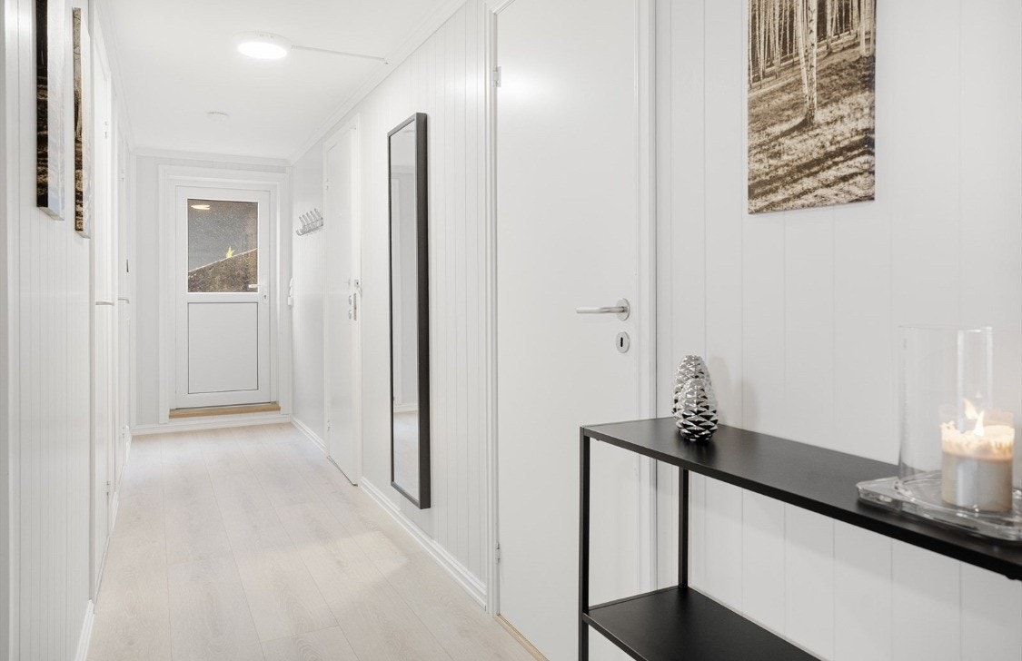 Oversiktlig gang inn mot stue og kjøkken Galleribilde