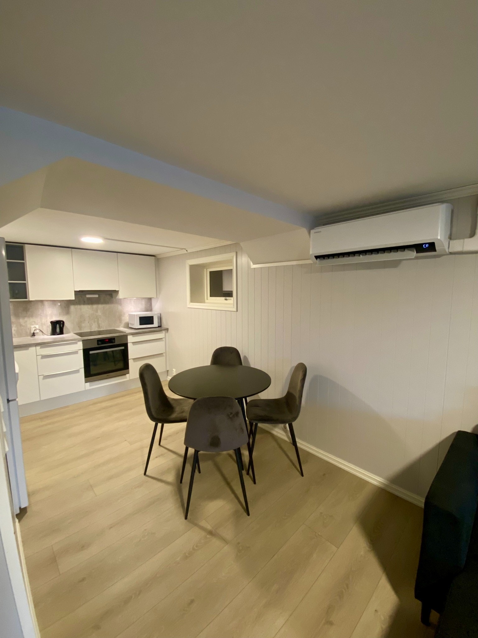 Varmepumpe midt mellom kjøkken og stue Galleribilde