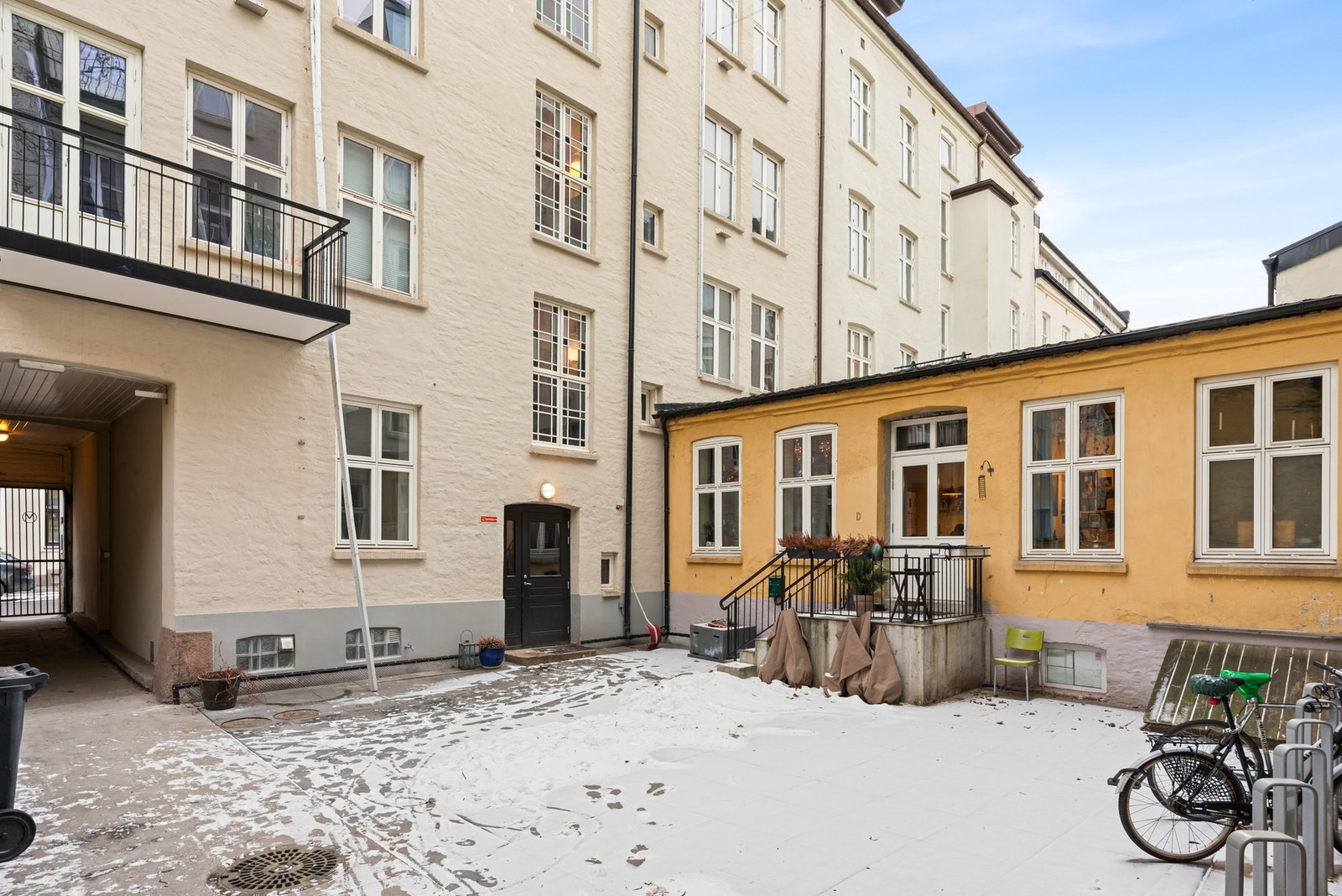 Felles bakgård med relativt nye heller og sykkelstativ. Koselig felles gasspeis og utendørsmøblemang Galleribilde