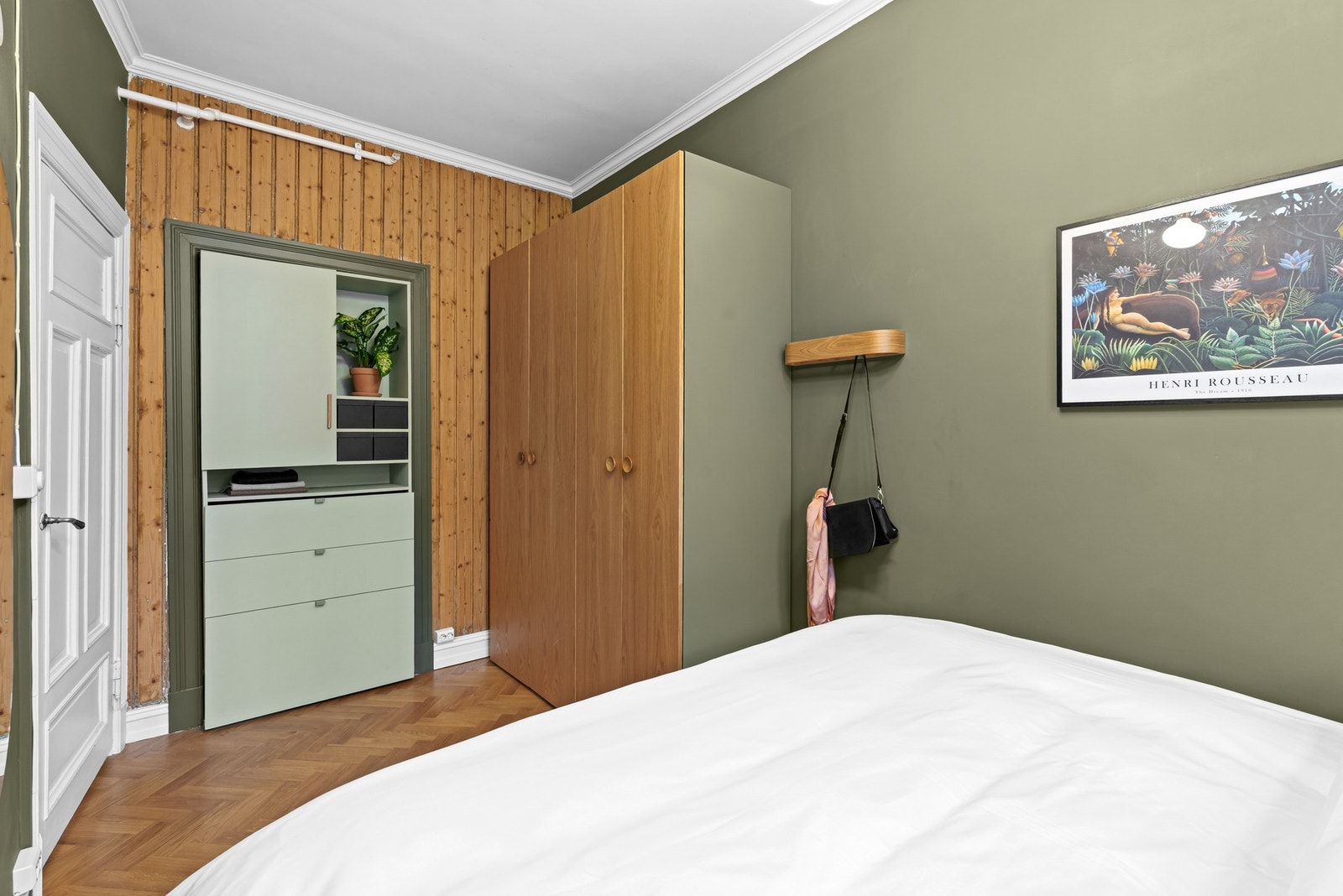 Soverommet har et stort garderobeskap og skap med skuffer som medfølger. På gulvet er det lekker fiskebenstapet fra 2017 Galleribilde