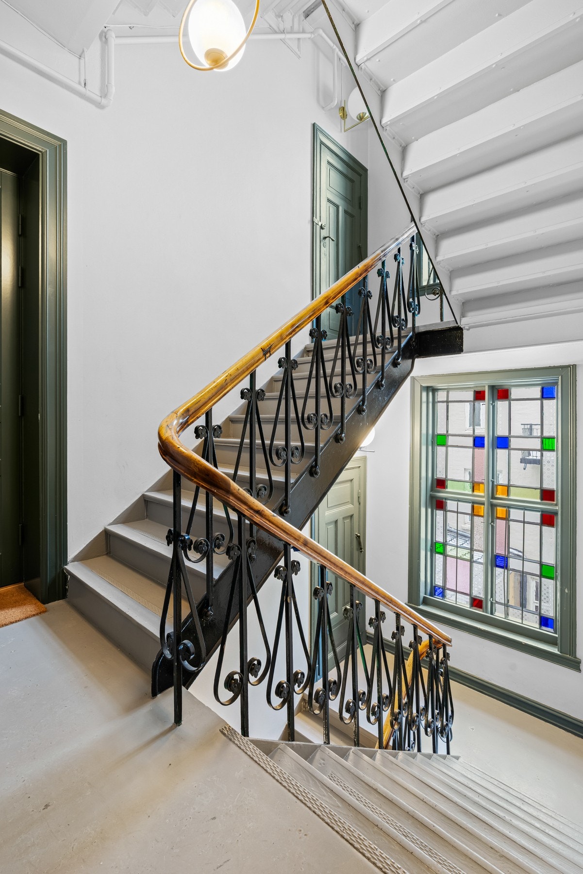 Leiligheten ligger i en klassisk bygård med lekre detaljer i trappegangen Galleribilde