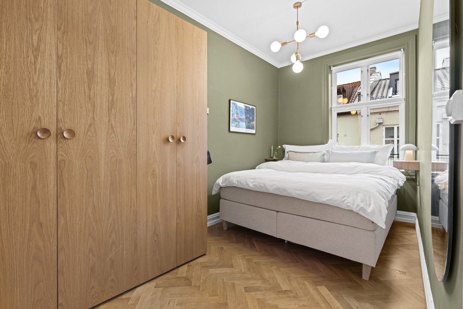 Leiligheten har et romslig soverom som vender mot lukket bakgård. Soverommet har god plass for stor dobbeltseng Galleribilde