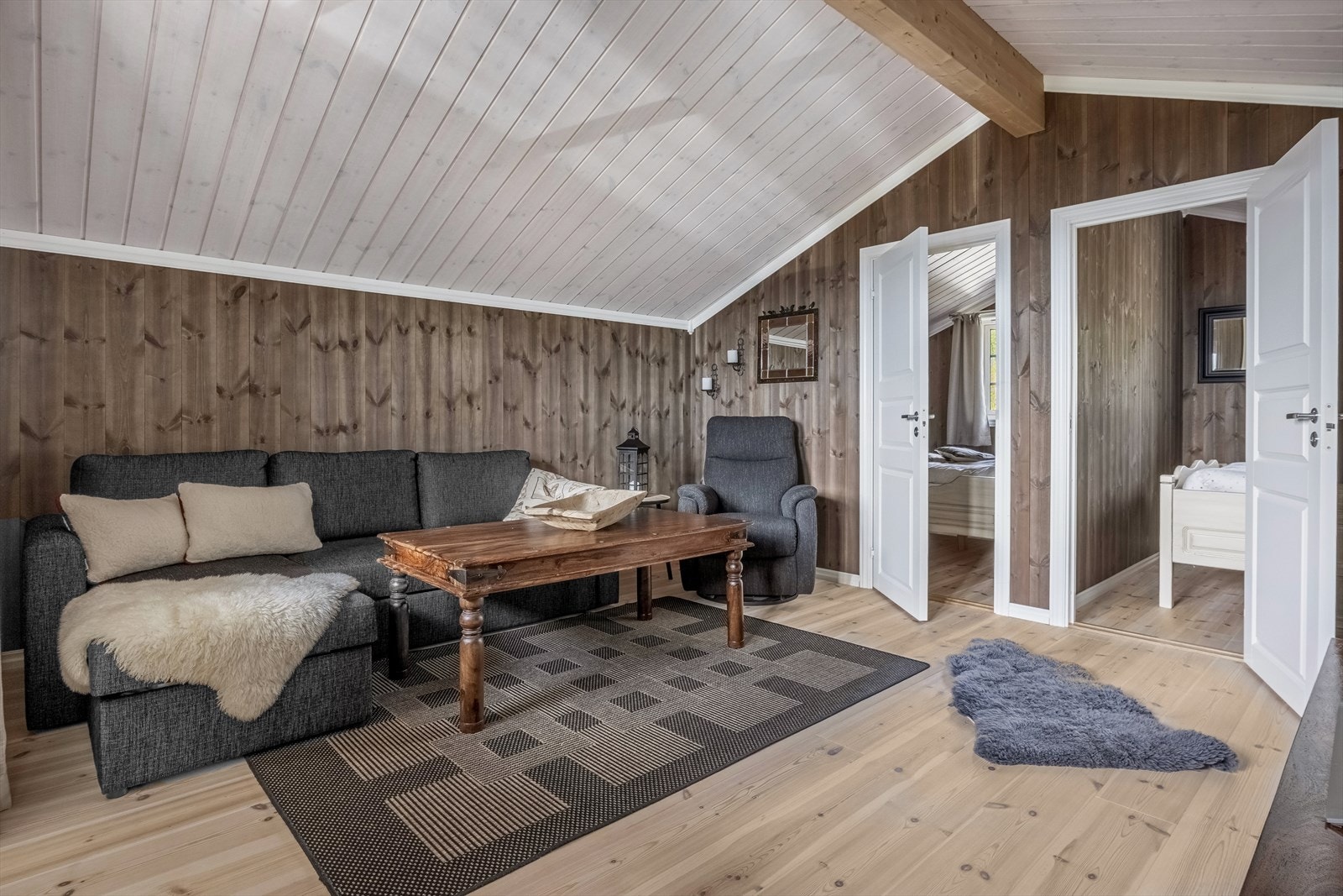 Det er god plass for å innrede med både sofa og media-sone. Fra stuen er det utgang til en trivelig, overbygget veranda hvor man kan nyte flott utsikt! Galleribilde