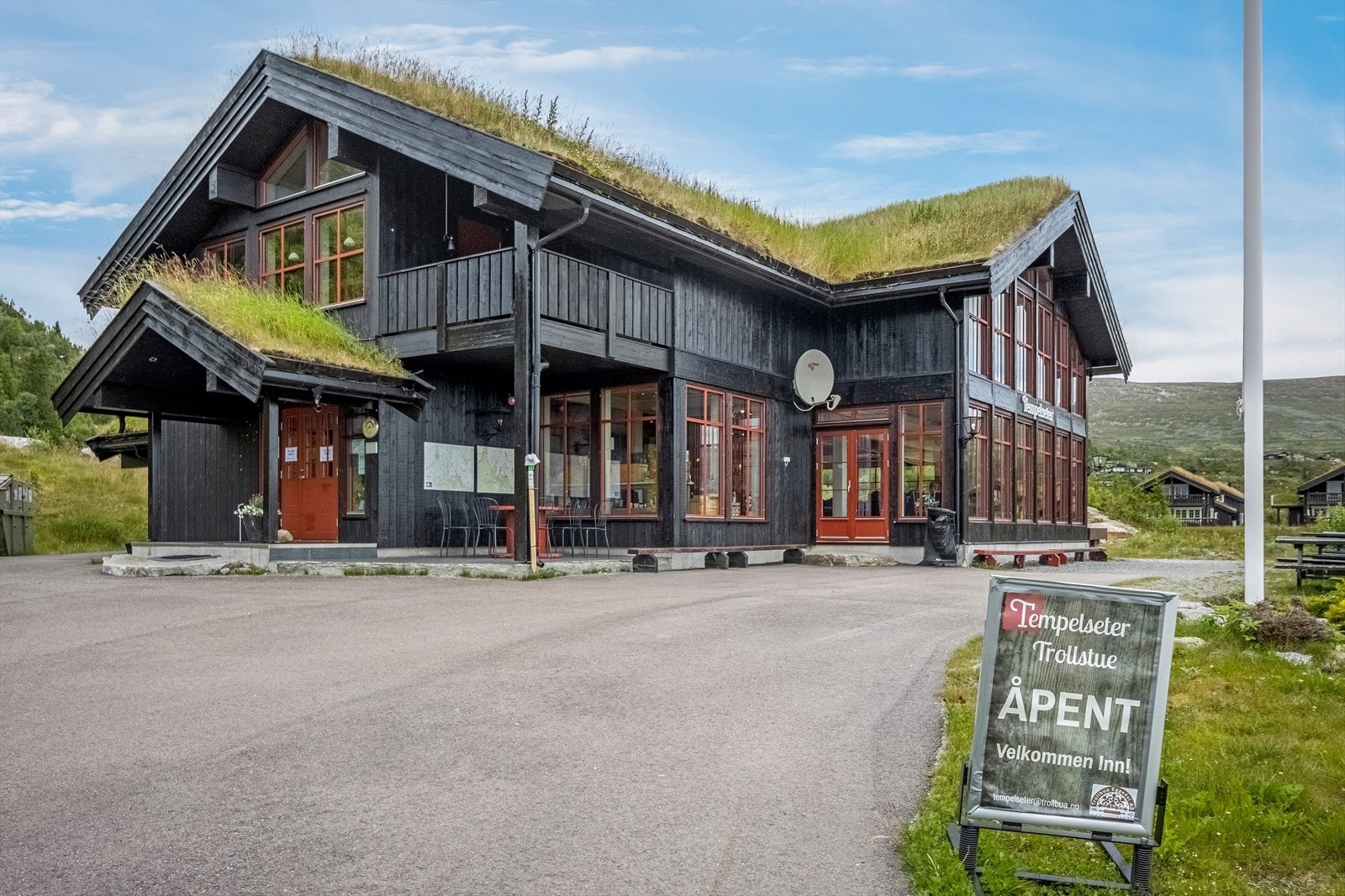 Trollstua på Tempelseter ligger en fin spasertur unna hytta, og her serveres det alt fra varm drikke, vafler og middagsretter. Galleribilde
