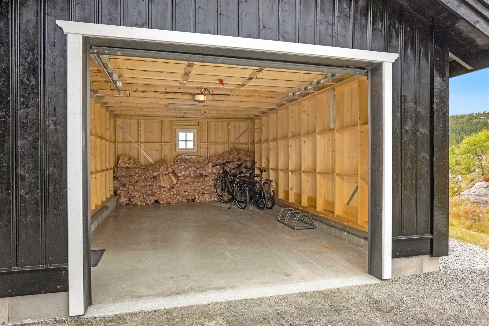 Hytta har en garasje hvor det også er mulighet for lagring i bakkant. Galleribilde