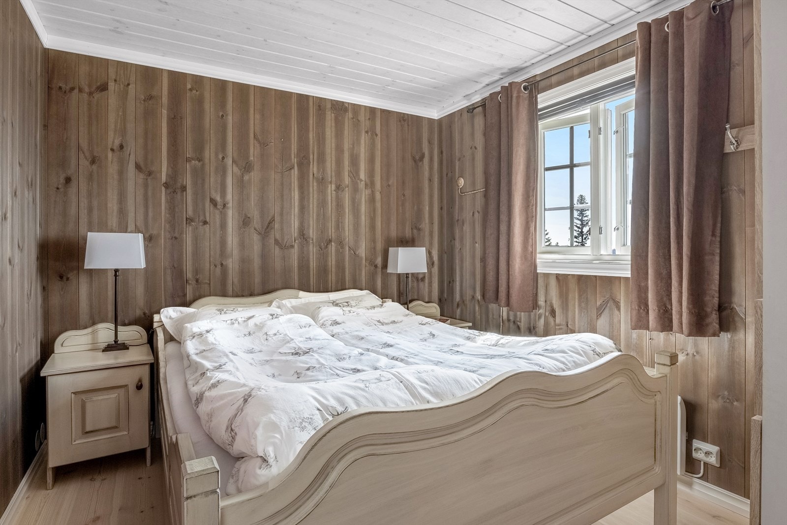 Hovedsoverommet er av god størrelse og har plass til både dobbeltseng og nattbord. Galleribilde