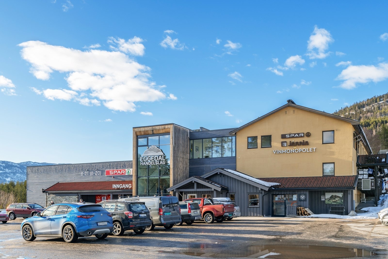 Kun en kort kjøretur til Eggedal sentrum med Vinmonopol, dagligvare og øvrige butikker. Galleribilde