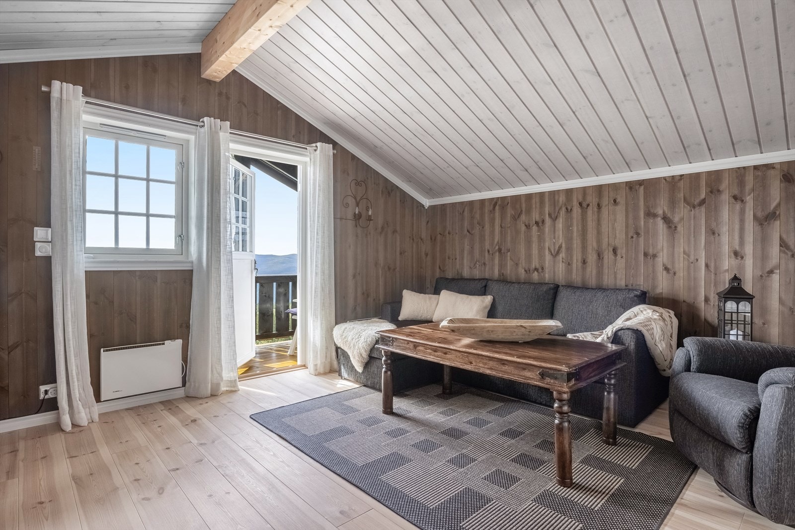 Stuen i 2. etasje er et allsidig rom med flere gode bruksmuligheter, og et ypperlig rom for små og store og kunne trekke seg tilbake. Galleribilde