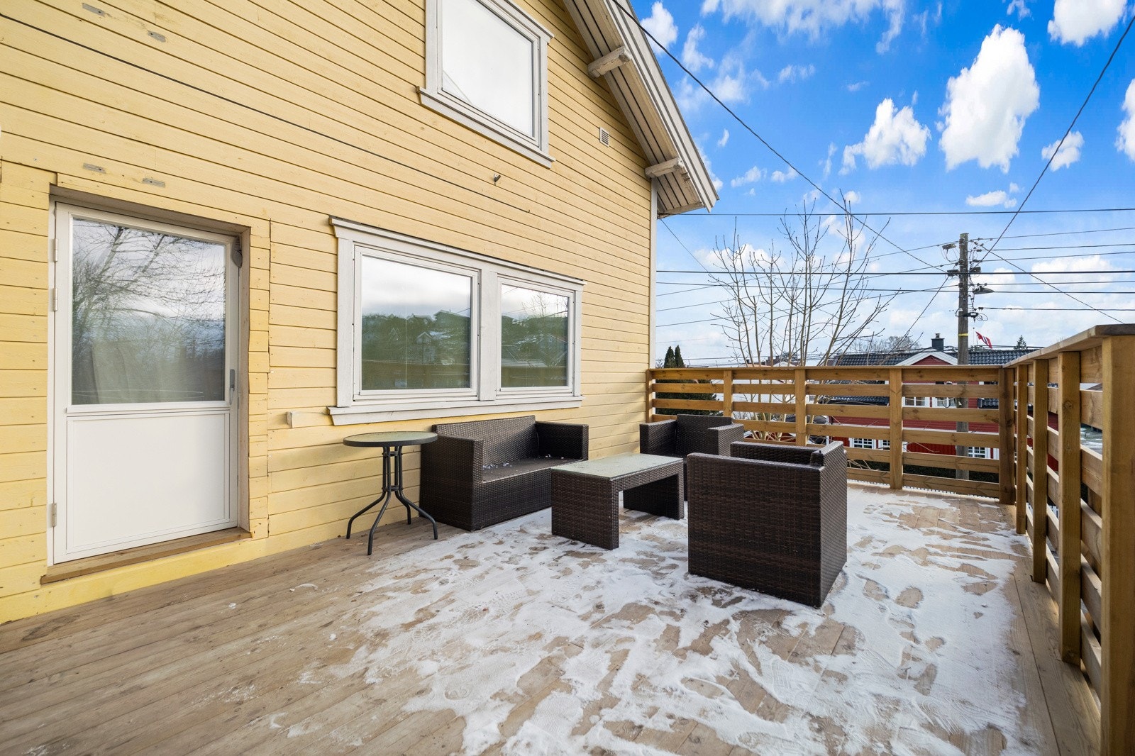 Nyere flott uteplass med utsikt mot nærområdet, en herlig plass. Galleribilde