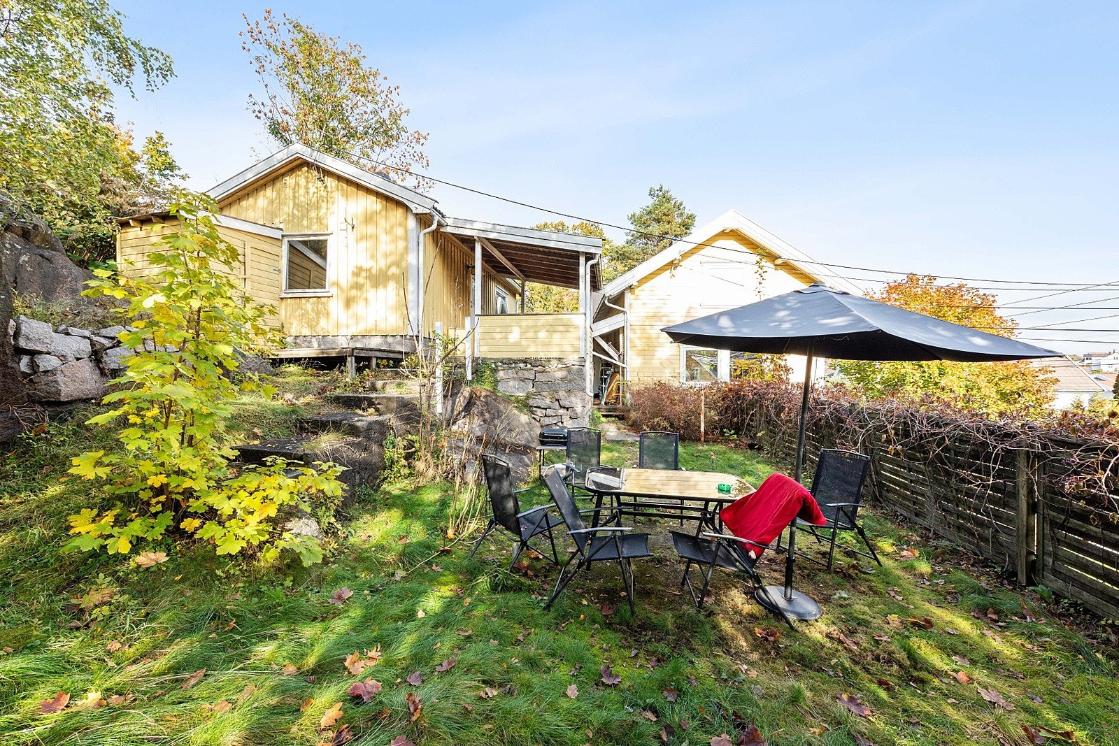 Tomten har plass til flere uteplasser der livet utendørs kan nytes til fulle. Galleribilde