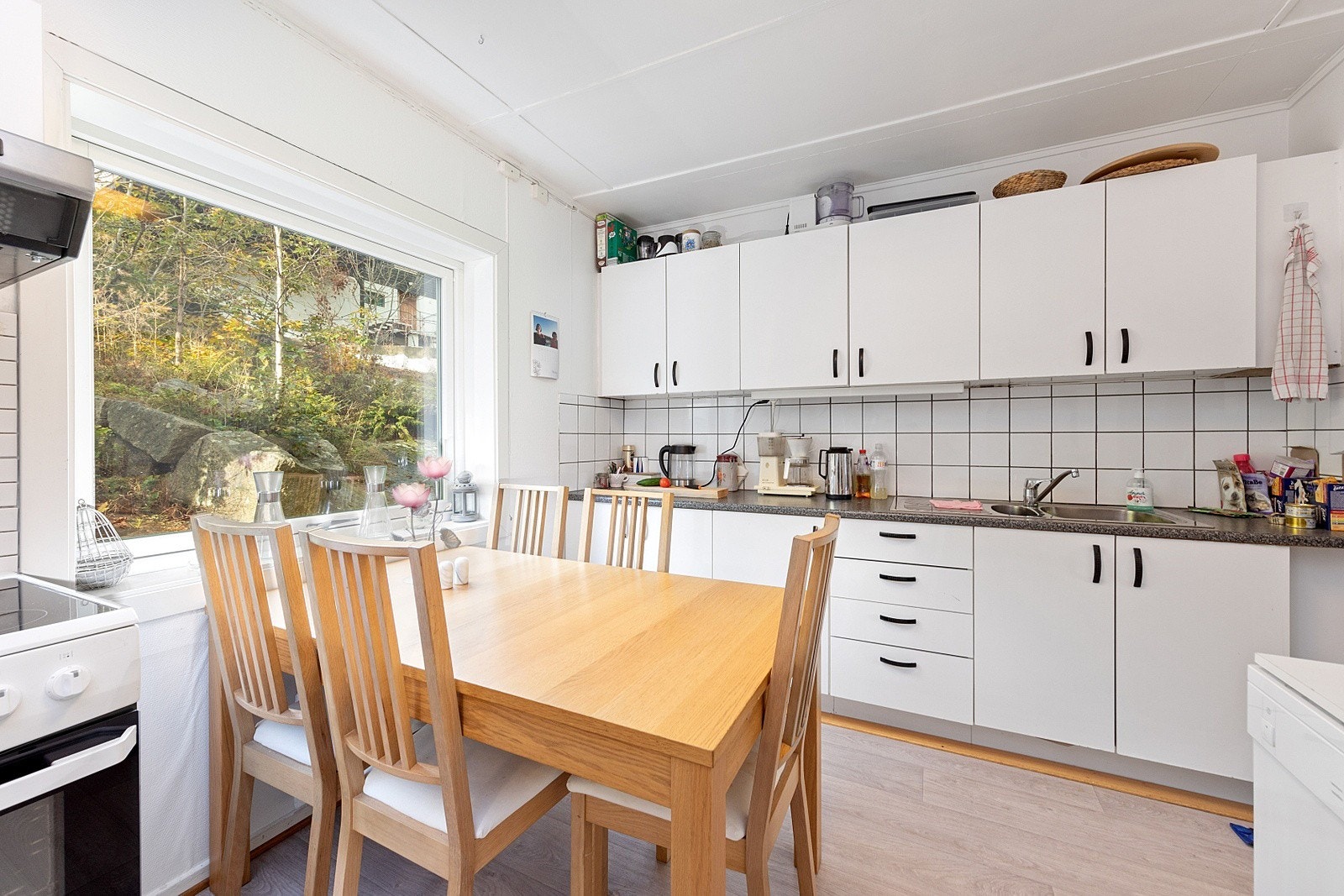 Kjøkkenet i hoveddelen har spiseplass, ventilator og opplegg for oppvaskmaskin. Galleribilde