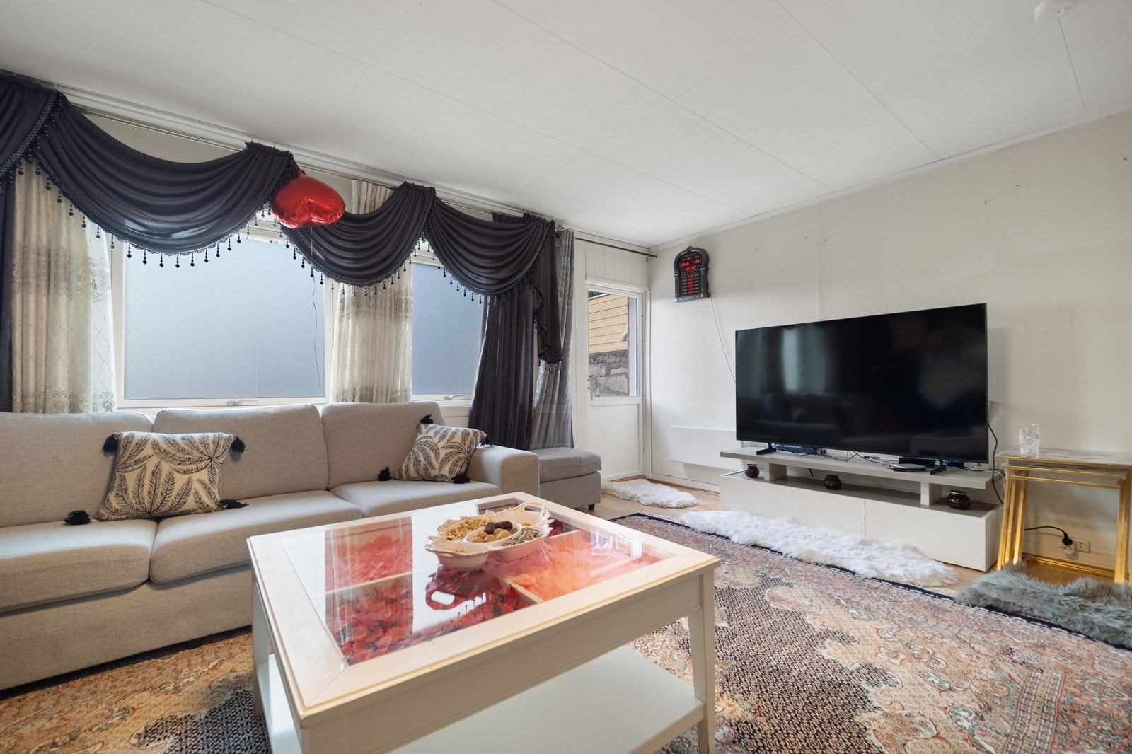 Om ønskelig har stuen plass til flere brukssoner - uten at det oppleves rotete Galleribilde