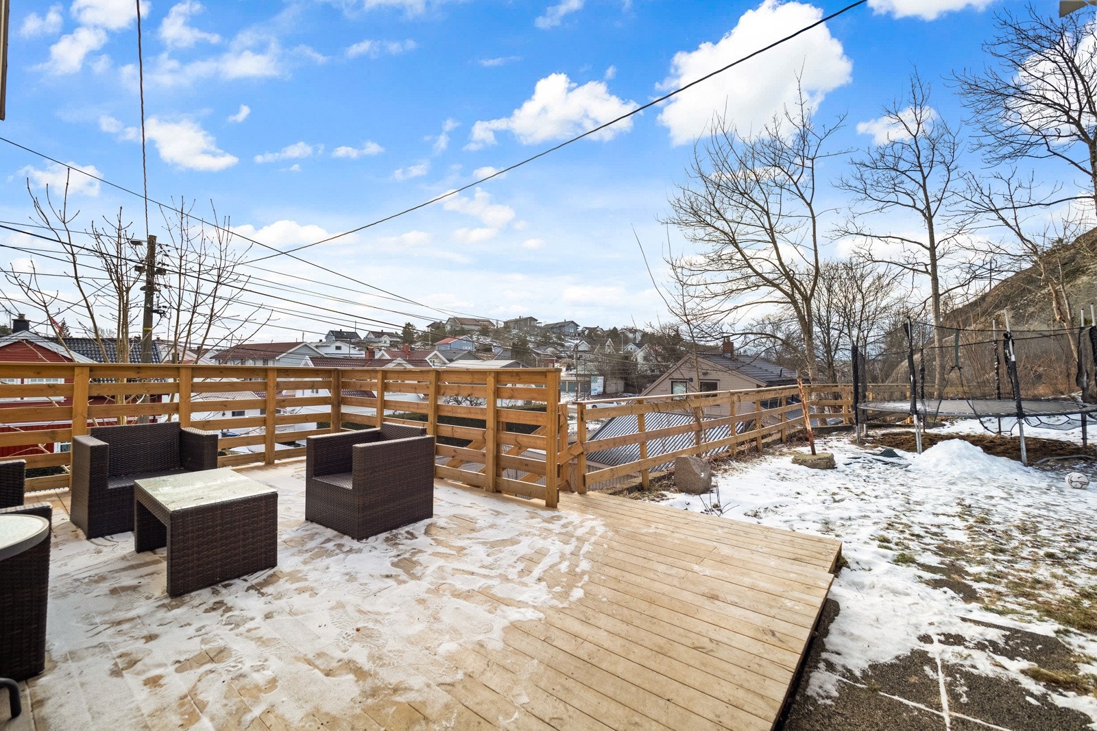 Nede ved veien har boligen en gruset gårdsplass med mulighet for parkering. Galleribilde