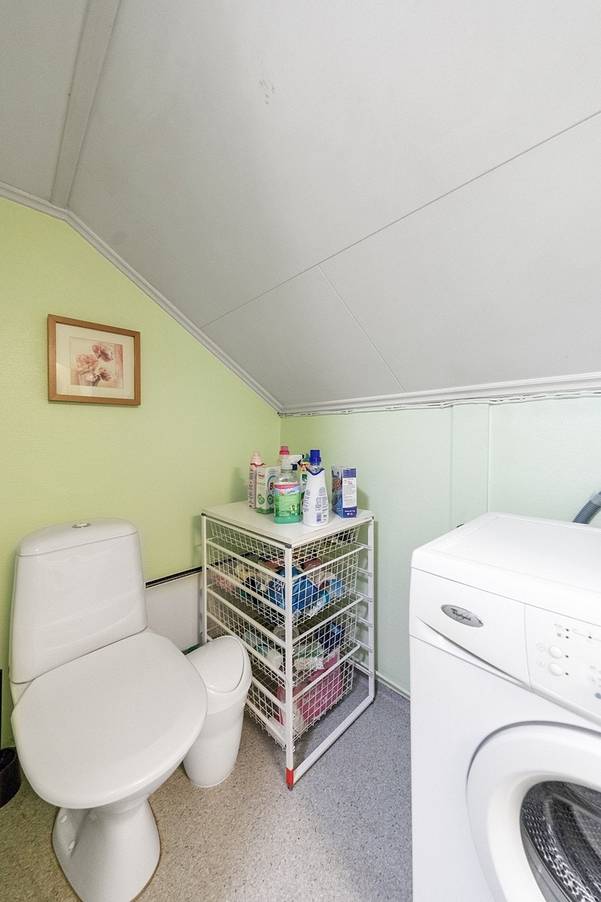 Badet er utstyrt med toalett og opplegg for vaskemaskin. Galleribilde